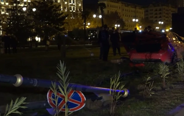 В Баку автомобиль въехал на территорию Зимнего парка