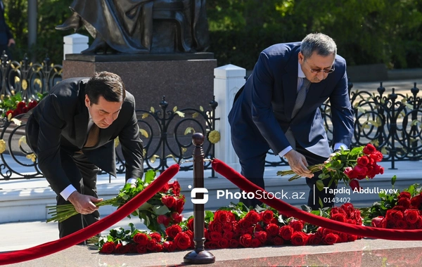 Dövlət və hökumət rəsmiləri Ulu Öndər Heydər Əliyevin məzarını ziyarət ediblər