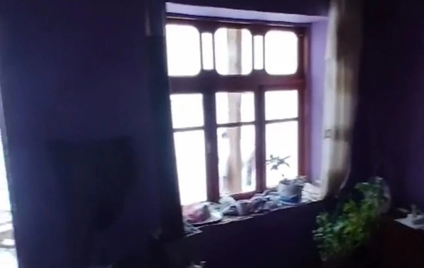 Lerikdə güclü qar evin dam örtüyünü uçurub