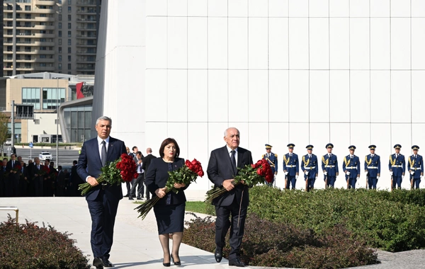 Dövlət və hökumət rəsmiləri Bakıdakı Zəfər parkında olublar