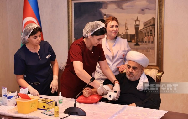 Allahşükür Paşazadə Aşura günü ilə bağlı qan verib