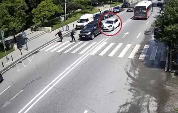 Bakıda piyadalara yol verən sürücülərin qəzaya düşmə ANBAAN GÖRÜNTÜLƏRİ