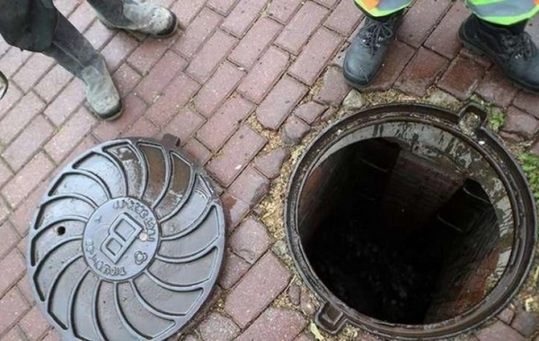 Открытый люк перед школой в Масазыре создаёт опасность для жителей