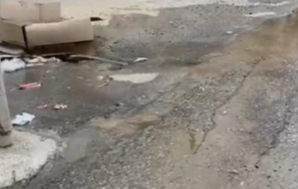 Zabratda su borusu partlayıb, EVLƏRİ SU BASIB