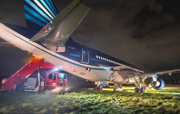 Пассажиров борта AZAL отправили в Баку после аварийной посадки в Пулково
