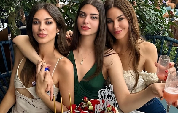 Defne Samyelinin qızlarının bu görüntüləri lağa qoyuldu