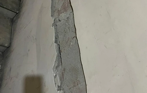 Yasamalda bina təhlükə altındadır: Sakinlər ölüm qorxusu ilə yaşayırlar