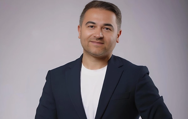 Tanınmış aparıcı  BakuBusa sual ünvanladı: Sizcə, bu fotoda nə düzgün deyil?