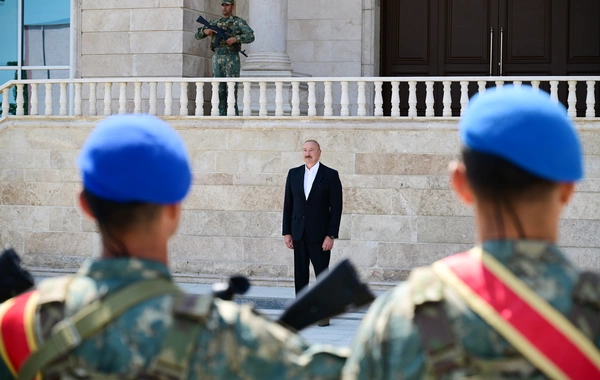Prezident yeni yaradılan komando hərbi hissələrinə Döyüş bayraqlarının verilməsi mərasimində iştirak edib
