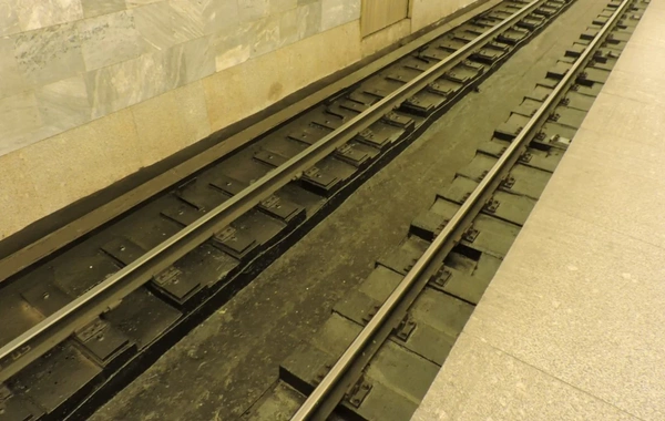 В бакинском метро пассажир упал на рельсы