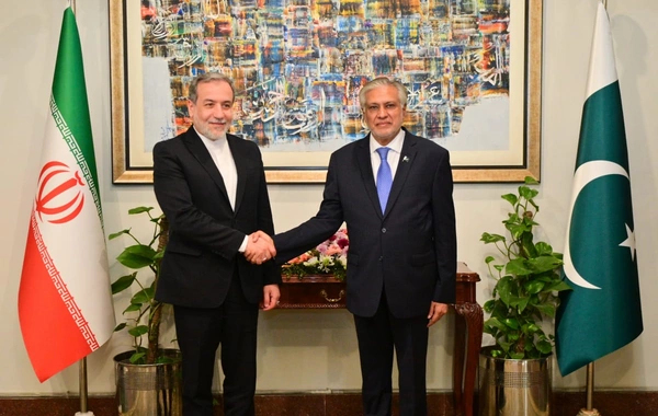 İshaq Dar İslamabad görüşü barədə Əraqçini məlumatlandırıb