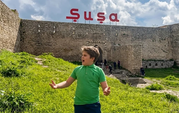 Moldova səfirinin oğlu Şuşada "Şən Azərbaycan" mahnısını ifa edib