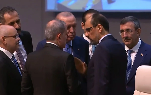 Rəcəb Tayyib Ərdoğan Ceyhun Bayramovla ayaqüstü söhbət edib