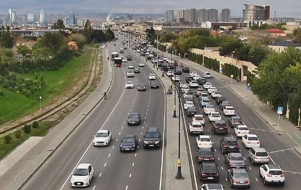 Bakının bir sıra yollarında nəqliyyatın sıxlığı yaranıb