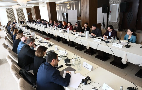 Hikmət Hacıyev Qəbələdə Azərbaycan və Ermənistan vətəndaş cəmiyyətlərinin nümayəndələri ilə görüşüb