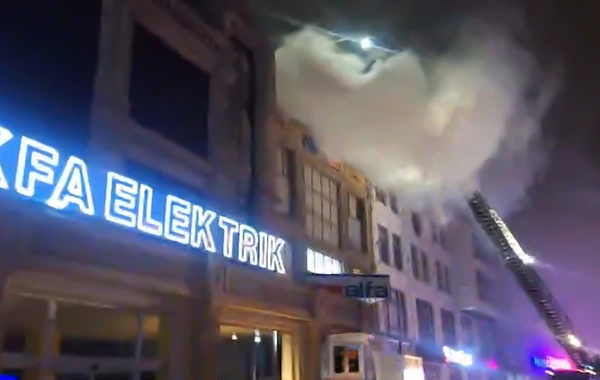 Bakının mərkəzində yerləşən dördmərtəbəli obyektdə yanğın olub