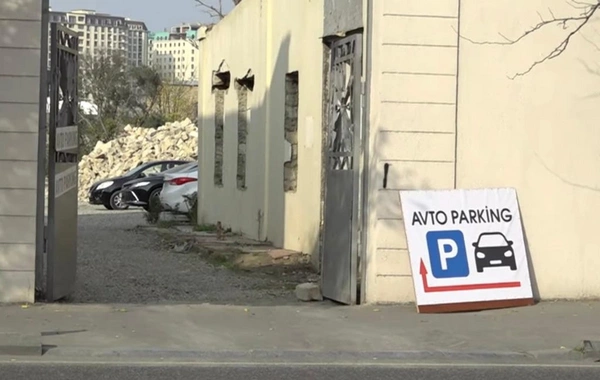 Şəhərin mərkəzində qanunsuz parklanma: Buranı özbaşına açmışam