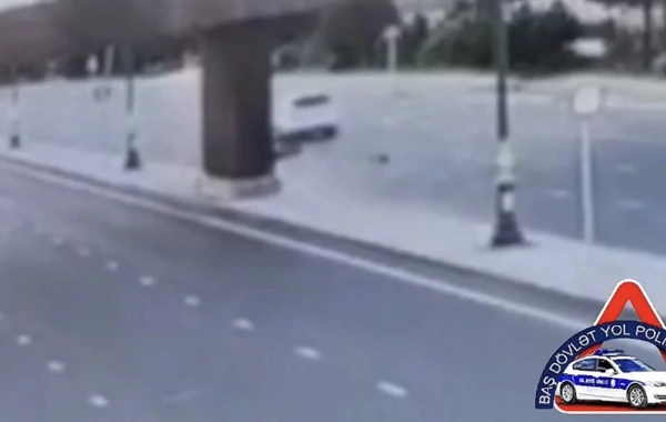 Bakıda DƏHŞƏT - Motosikletçi piyada keçidinin sütununa çırpılıb ÖLDÜ - ANBAAN VİDEO