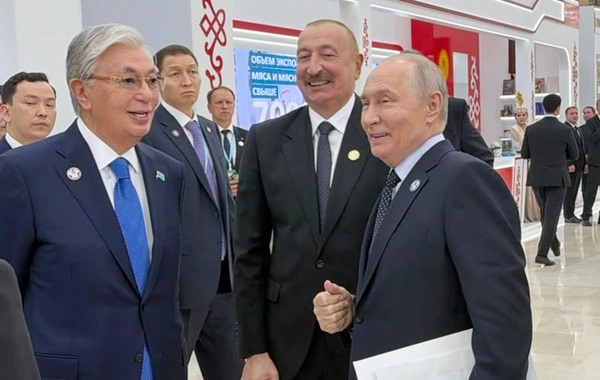 İlham Əliyev Türkmənbaşıda MDB-nin iştirakçı ölkələrinin milli stendləri ilə tanış olub