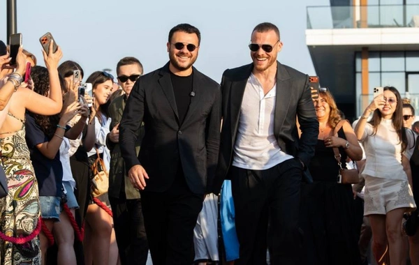 Emin Ağalarovdan Kerem Bürsinə hədiyyə