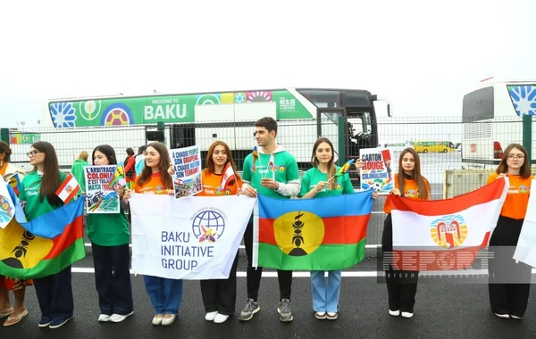 Yeni Kaledoniya və Fransız Polineziyasından olan azarkeşlər Bakıda aksiya keçiriblər