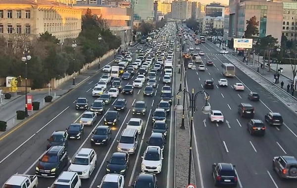 Bakının bir sıra yollarında tıxac yaranıb