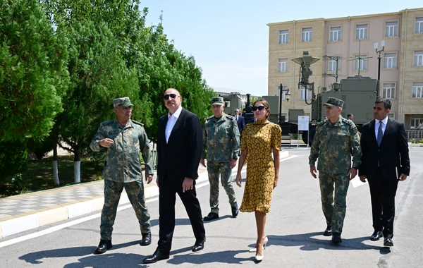 Prezident yeni yaradılan komando hərbi hissələrinə Döyüş bayraqlarının verilməsi mərasimində iştirak edib