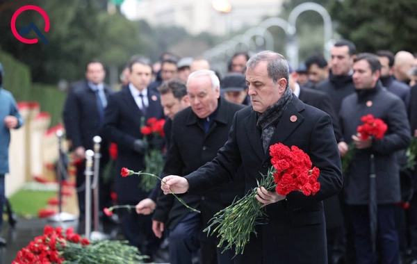 Rəsmilər Şəhidlər xiyabanında