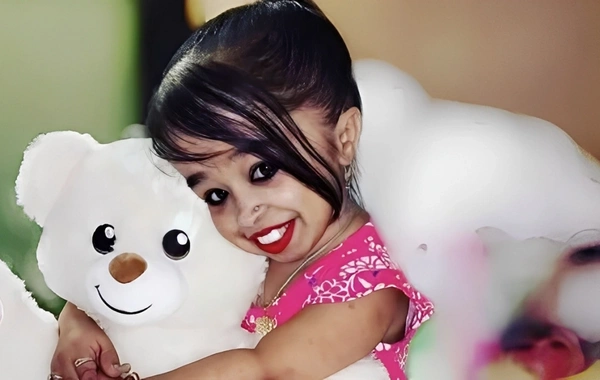 Boyu 62 sm, çəkisi 5 kiloqram olan dünyanın ən kiçik qadını - Məşhur seriallarda rol alıb, öz geyimlərini dizayn edir