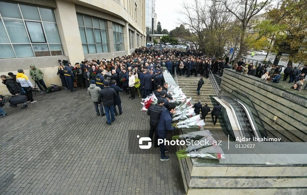 Azərbaycan xalqı Heydər Əliyevin xatirəsini yad edir