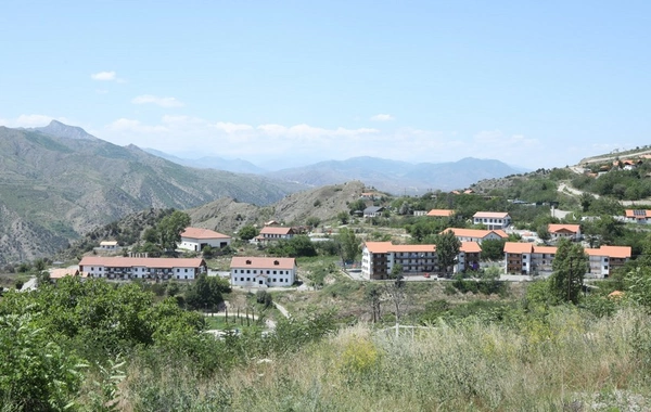 Serbiya səfiri Laçında aparılan bərpa işlərinin sürətini yüksək qiymətləndirib