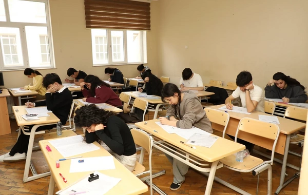 На выпускном экзамене у четырех учащихся обнаружены мобильные телефоны