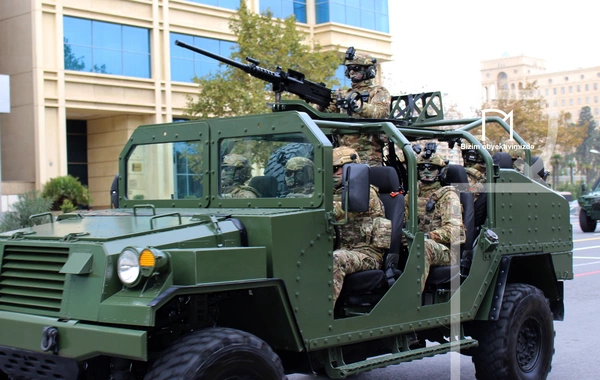 В Баку прошел марш военнослужащих в честь Дня Победы