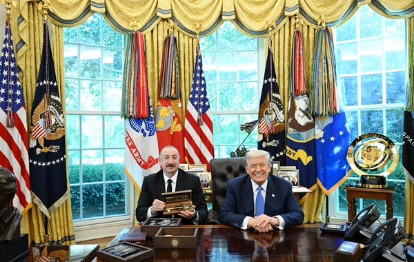 Donald Tramp Ağ Evin rəmzi açarını İlham Əliyevə təqdim edib
