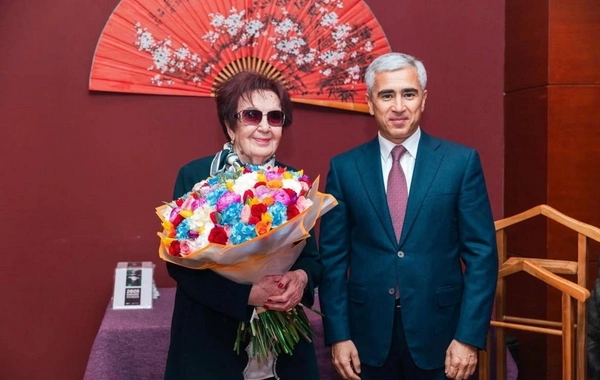 Anar Ələkbərov Əməkdar jurnalist Nadejda İsmayılovanı 90 illik yubileyi münasibətilə təbrik edib