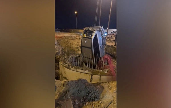Bakıda maşın kanalizasiya kollektoruna düşdü - GÖRÜNTÜLƏR