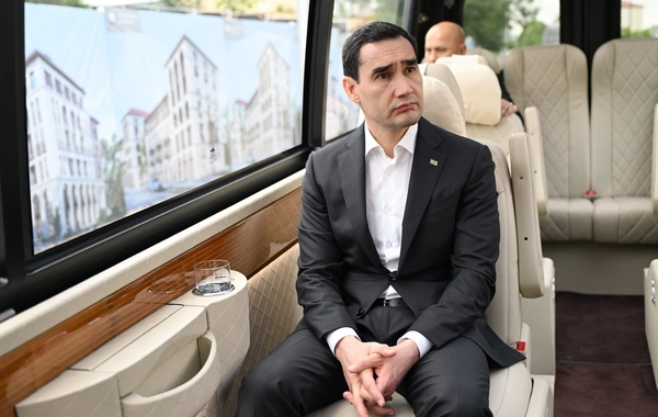 Azərbaycan və Türkmənistan prezidentləri Şuşa məscidində tikinti işlərinin gedişi ilə tanış olublar