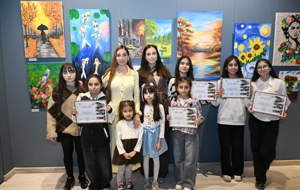 Arzu Əliyeva və Alena Əliyeva "Rənglərdə yaşanan 10 il" mövzusunda keçirilən sərgidə iştirak ediblər