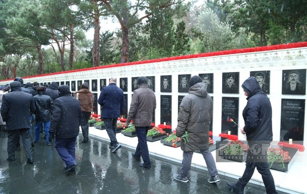 Şəhidlər xiyabanına xalq ziyarəti axşam saatlarında da davam edir