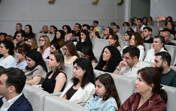 Leyla Əliyeva və Alyona Əliyeva Müstəqillik Gününə həsr olunmuş konserti izləyiblər