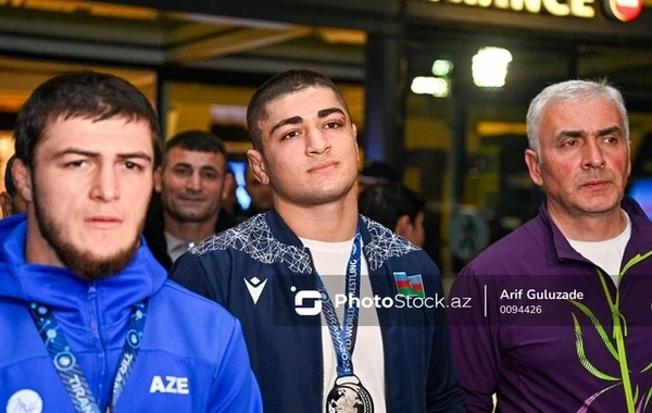 Успешно выступившие на чемпионате мира азербайджанские борцы вернулись на родину