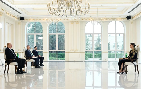 Prezident İlham Əliyev Əlcəzairin Azərbaycanda yeni səfirinin etimadnaməsini qəbul edib