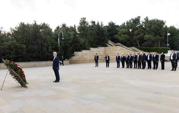 Vilayət Eyvazov iranlı həmkarı ilə görüşüb