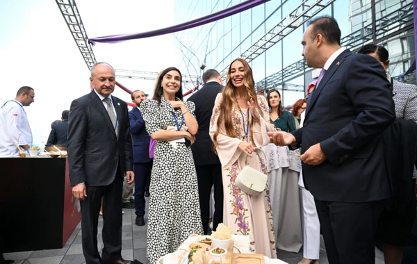 Leyla Əliyeva və Arzu Əliyeva Nyu-Yorkda sərgidə iştirak ediblər