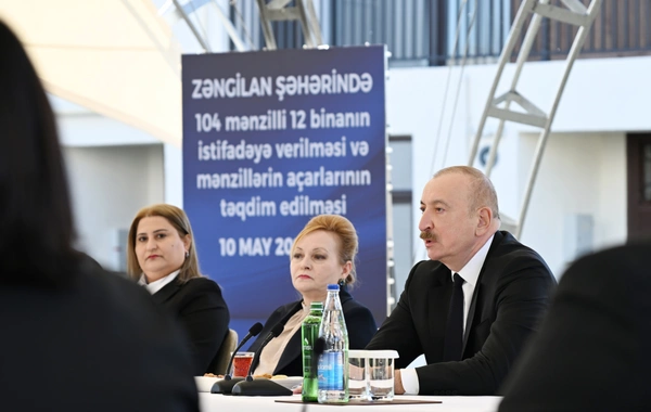 İlham Əliyev Zəngilanda ilk yaşayış kompleksinə köçən ailələrlə görüşüb
