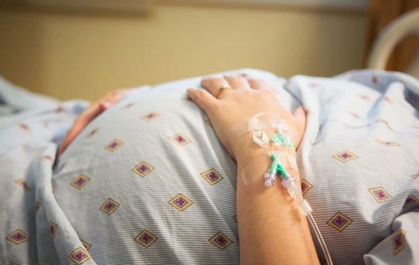 Azərbaycanda sevdiyi qızın 13 yaşlı bacısını hamilə qoyan 23 yaşlı şəxsə HÖKM OXUNDU