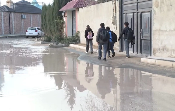 Школьники из бакинского поселка вынуждены преодолевать «озера» по пути на уроки