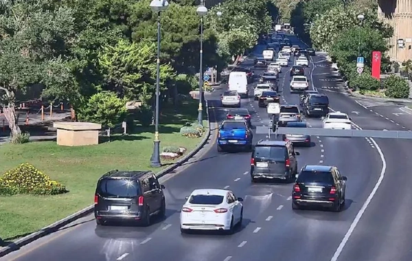 Bakının bəzi yollarında nəqliyyatın sıxlığı müşahidə edilir