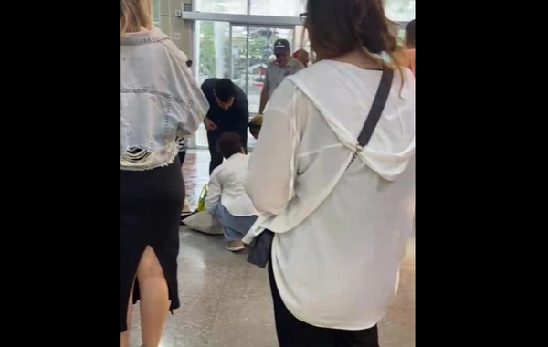 Güclü doluya görə AF Mallın üzlüyü qopub qadının ÜSTÜNƏ DÜŞDÜ