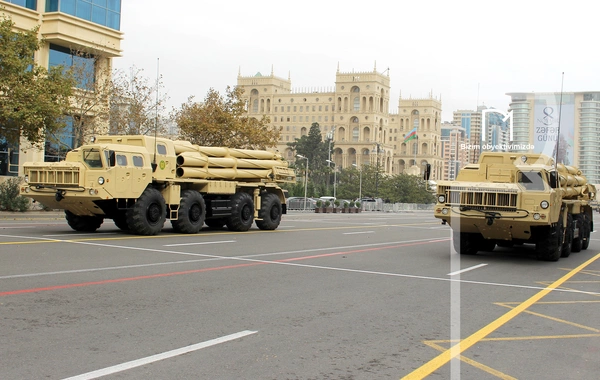 В Баку прошел марш военнослужащих в честь Дня Победы